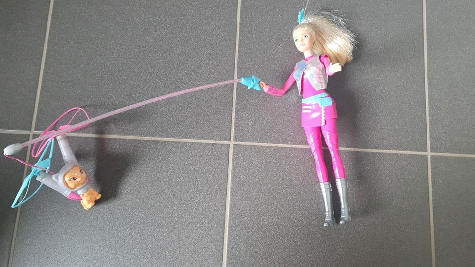 Barbie mit fliegendem Hund in Moormerland