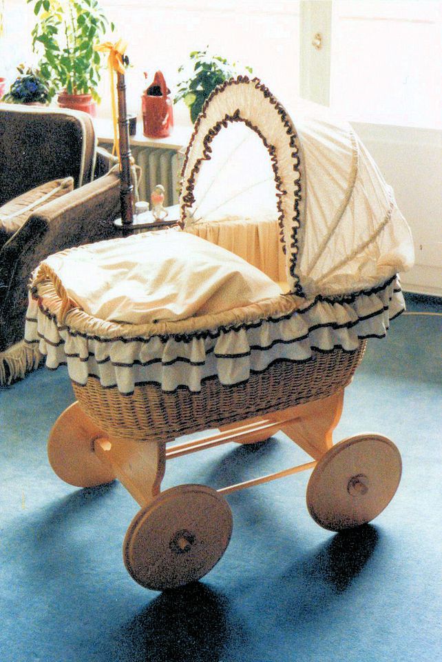 Stubenwagen, Babywiege, Baby Weidenkorb, Himmelbett auf Rädern in Hamburg