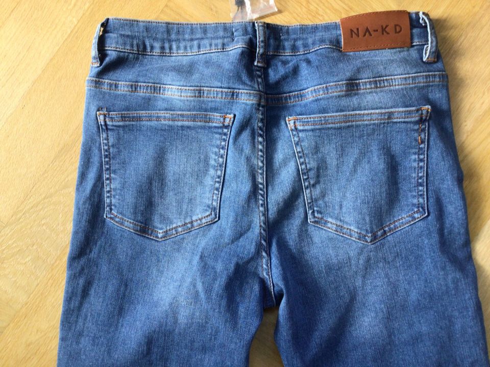Neue Skinny Mid Waist Destroyed Jeans von NA-KD Größe 40 in Hamburg
