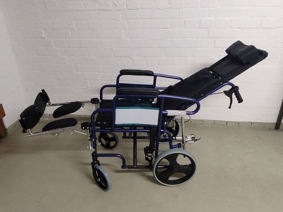 Neuwertige Klappbarer Rollstuhl mit Verstellbare Rückenlehne in Hamburg