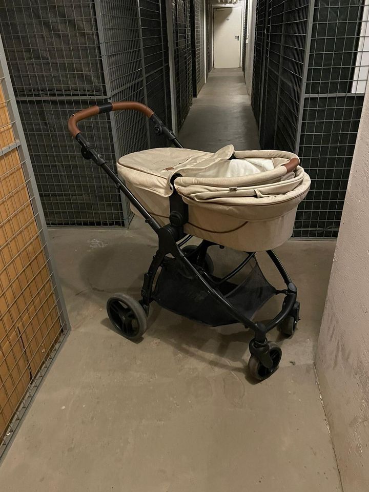 Sehr schöner Kinderwagen mit kleinen Rädern in Rostock