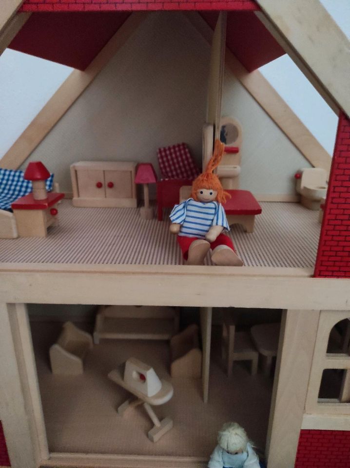 Puppenhaus Holz mit Puppen und viel Einrichtung, Garage u Auto in Wunstorf