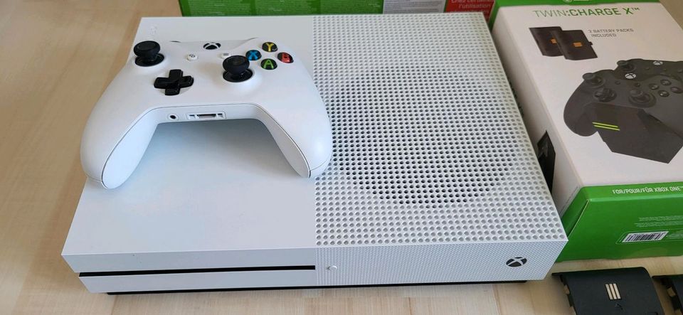 XBOX One S 500GB Viel Zubehör in Walpertskirchen