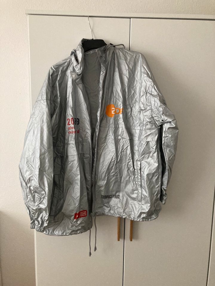 2 Regenjacke von der Dominoaktion 20 Jahre Mauerfall in Berlin