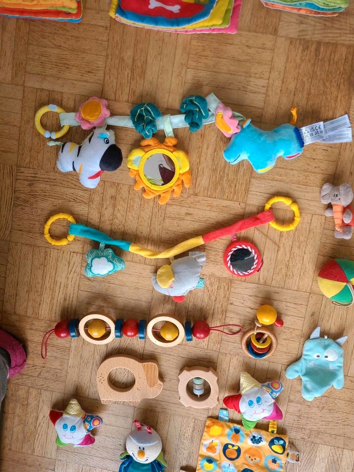 Spielzeug Baby Holz Kinderwagenkette Greifling Babybuch Klapper in Berlin