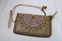 Desigual Tasche/Clutch in Sand mit Nieten Mecklenburg-Vorpommern - Zittow Vorschau