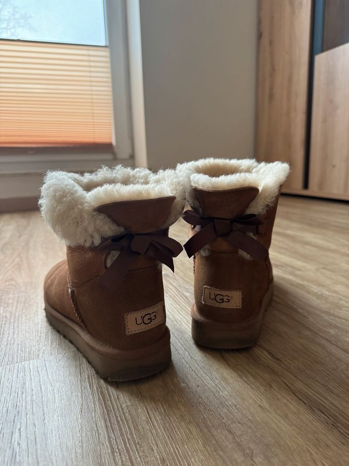 UGG Mini Bailey Bow Brown, Gr. 39 in Schortens