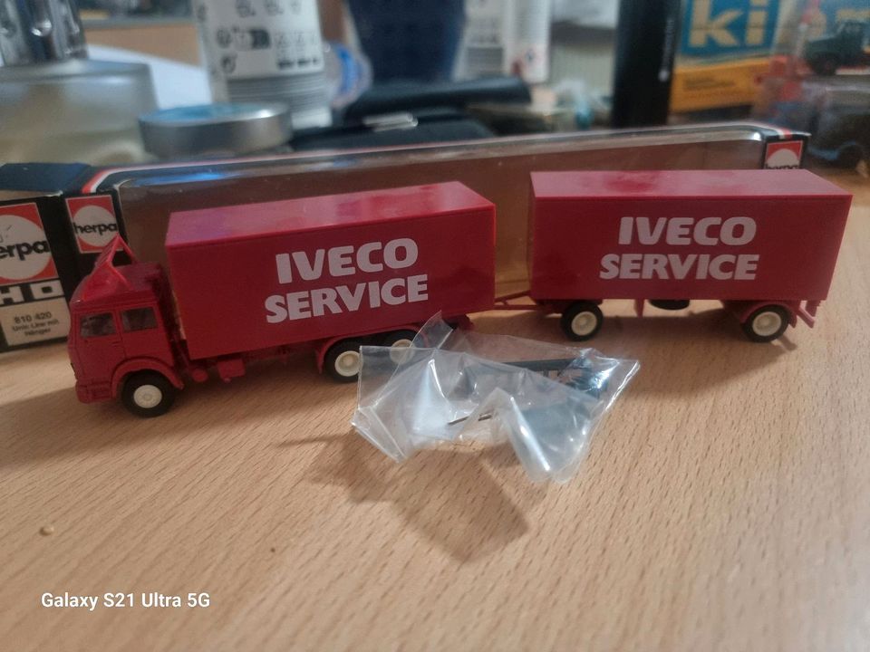 HERPA HO 1/87  Truck Unic Iveco+Trailer Iveco Service in Kronberg im Taunus