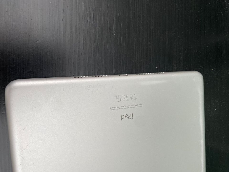 iPad - 8. Generation - Wi-Fi + Cellular- 32 GB - Silber in Berlin