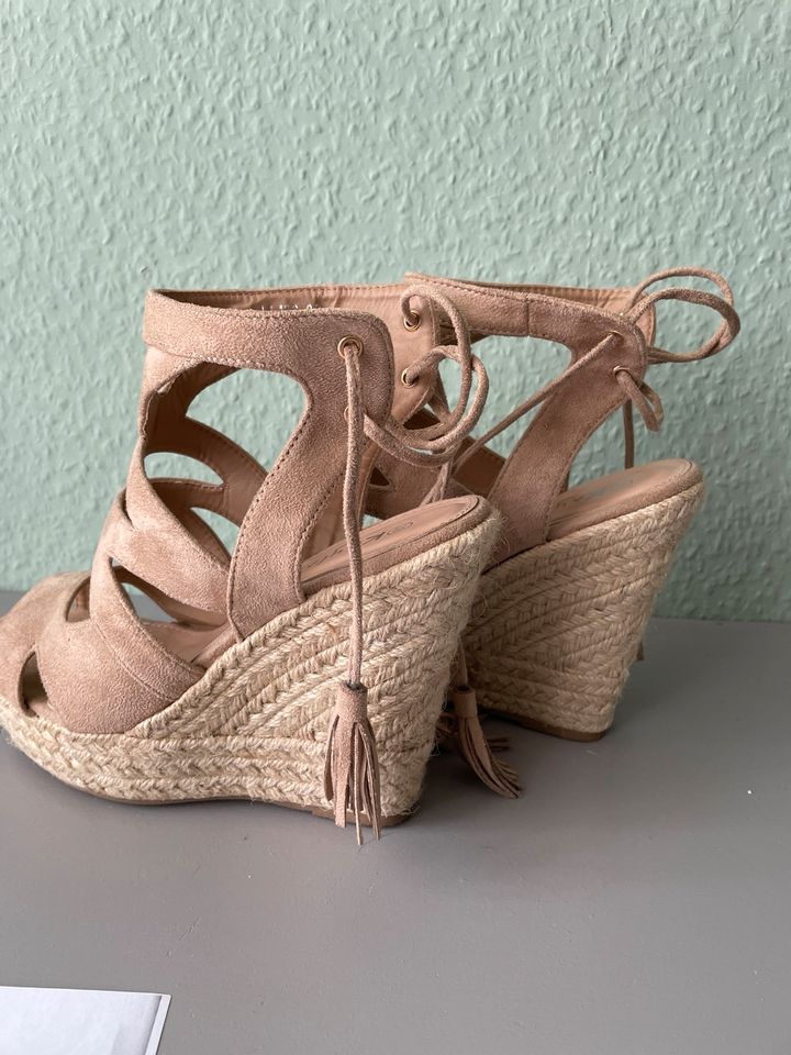 High heels Gr. 39 mit Keilabsatz in Schmelz