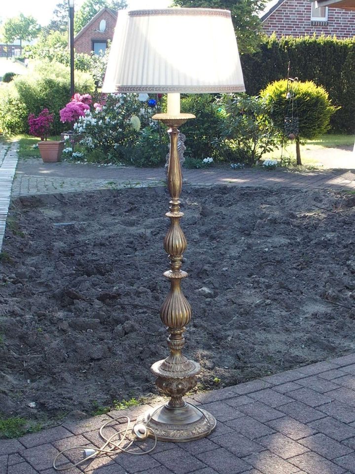 ältere Stehlampe Metall in Salzhausen