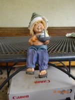 Kleiner Junge dessen Beine baumeln Keramikdekofigur. Hessen - Hanau Vorschau