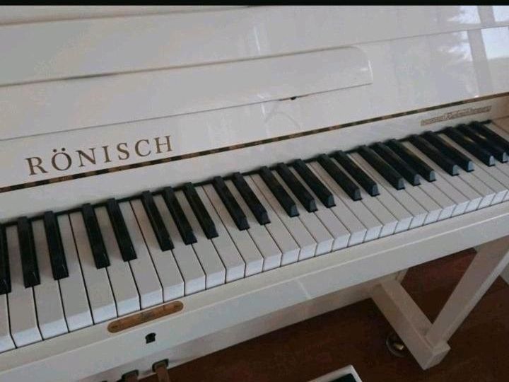 Rönisch Piano 1991 weiß-poliert Klavier mit Klavierbank in Titisee-Neustadt