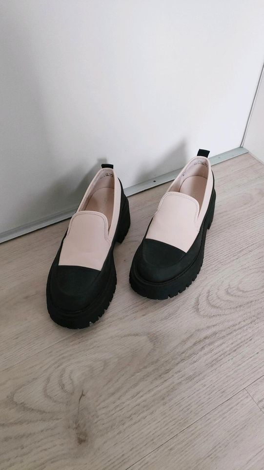 Halbschuhe Loafers chunky schwarz weiß beige Größe 39 in Augsburg