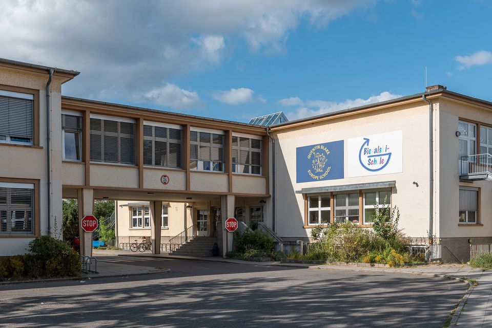 Vermietete 4-Zimmerwohnung: Energieeffizienzklasse B, Balkon & Carport in Berlin