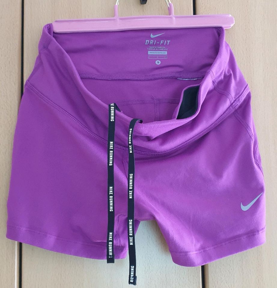 Nike Badehose Hotpants kurze leggings in der Farbe Lila Größe S in Bobingen