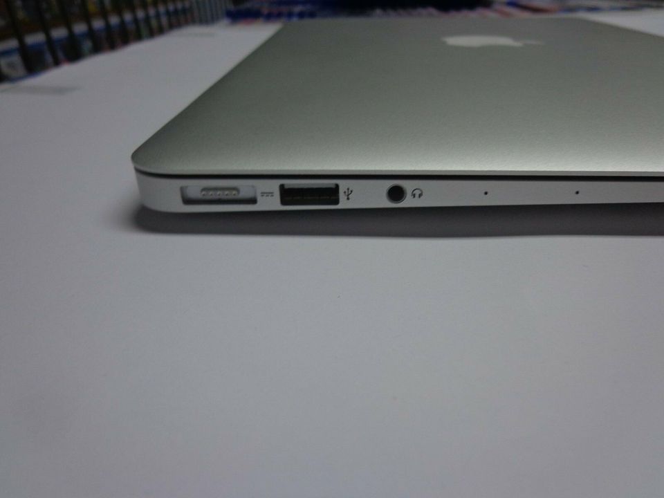 MacBook Air (2017) (13.3'', 1.8GHz DualCore i5, 8GB, 128GB) (OVP) in Lübeck