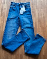 Damen Jeans Gr. 36 high waist m. Schlitz  v. Bershka Berlin - Pankow Vorschau