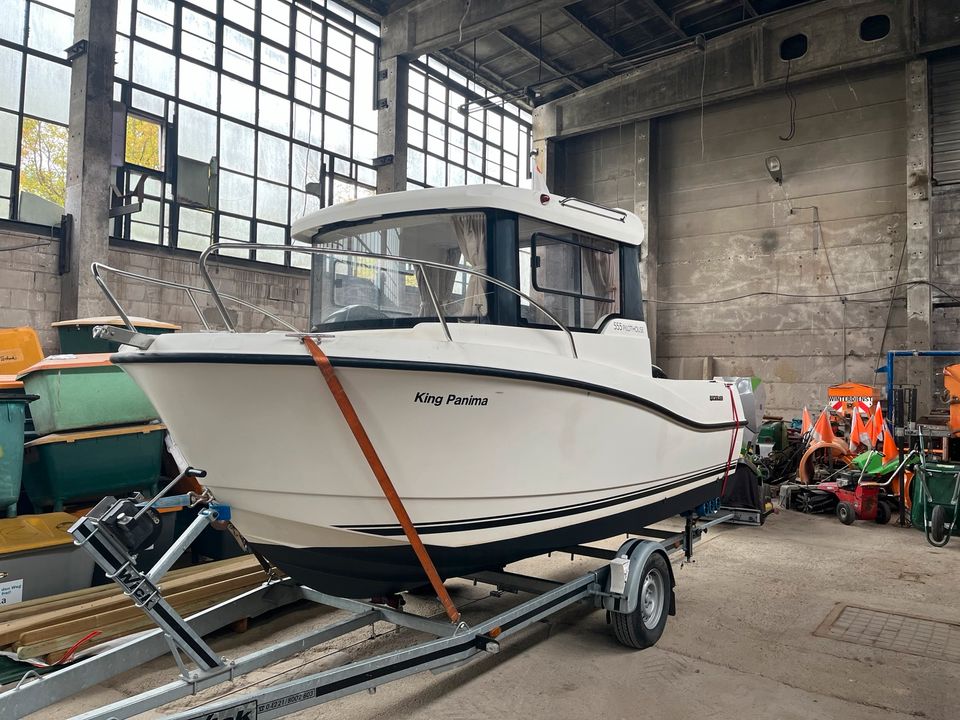 Kajütboot Quicksilver Captur 555 Pilothouse mit Motor u. Trailer in Berlin