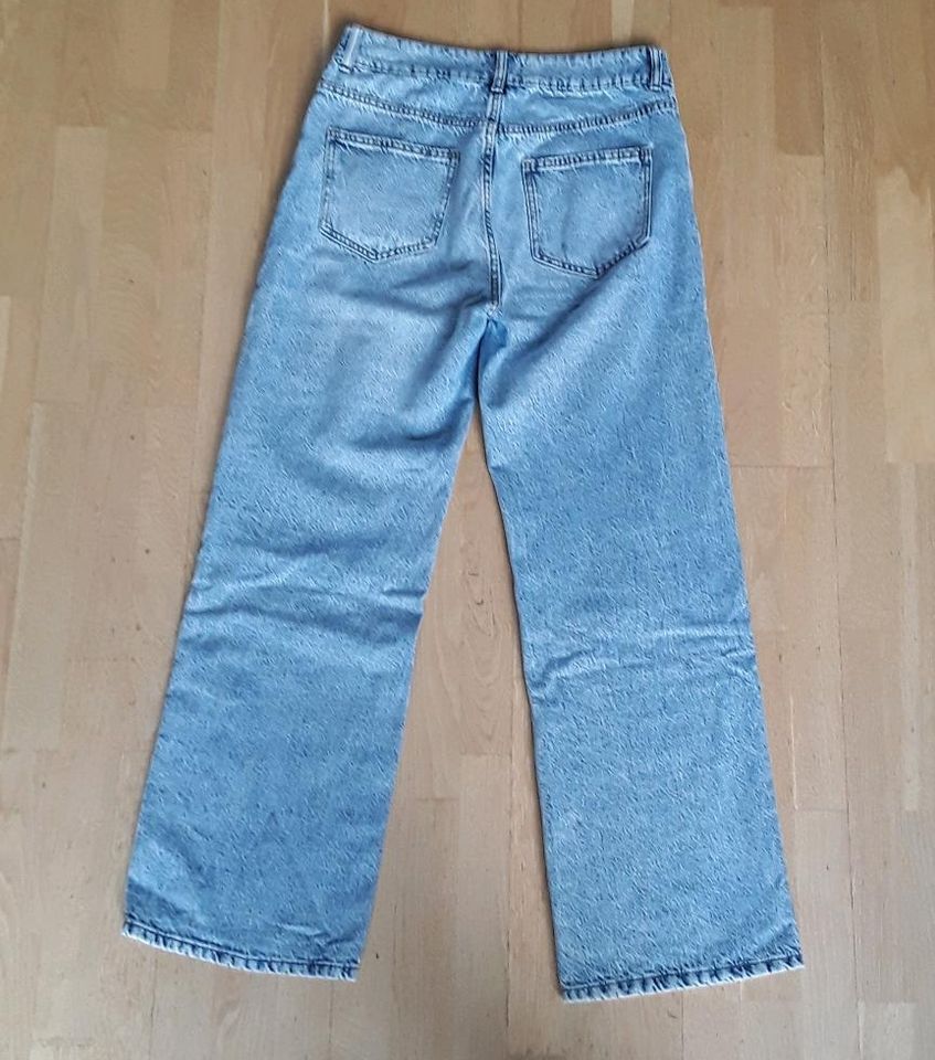 Jeans mit Löchern in blau Gr. 42 von Primarkt in München