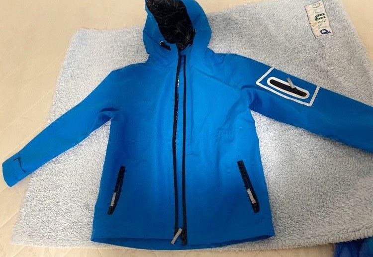 Coole blaue Übergangsjacke/ Regenjacke in Leipzig