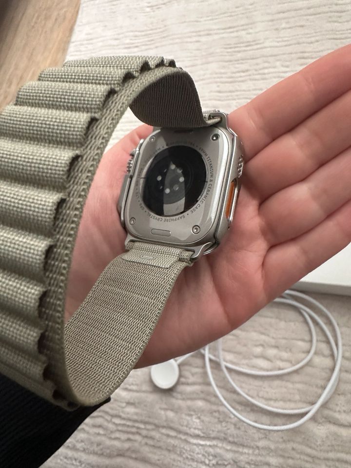 Apple Watch Ultra 2 (GPS + Cellular, 49 mm, Titan) in Essen