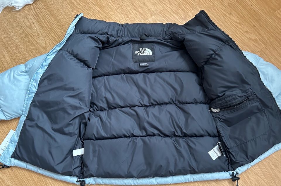 The North Face 1996 Retro Nuptse Daunenjacke schwarz hellblau in Aßlar