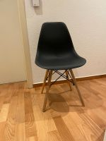 8 Stühle Schwarz mit Holzbeinen Düsseldorf - Stadtmitte Vorschau