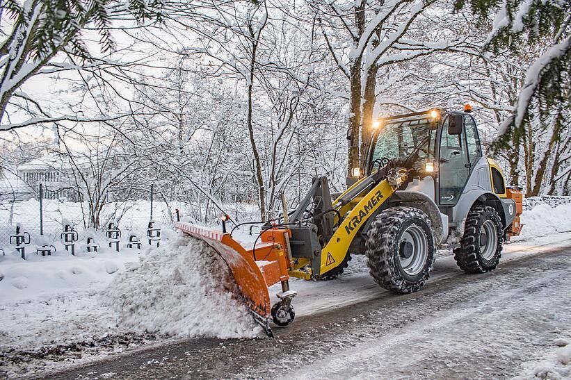 Winterdienst Streudienst Räumdienst für Parkplätze Auffahrten etc in Uplengen