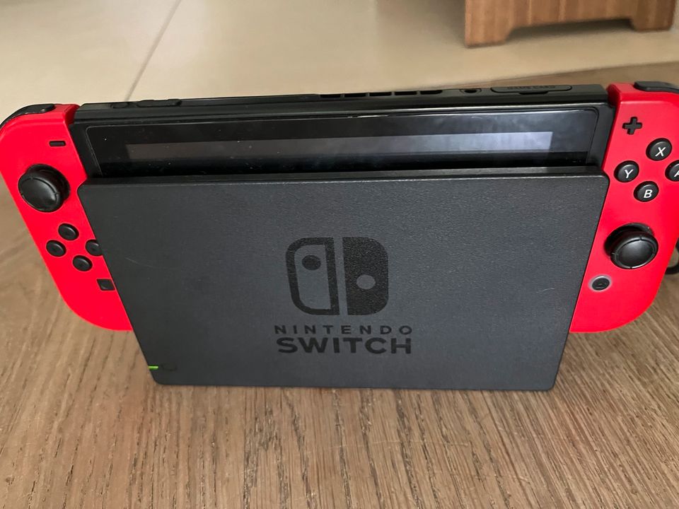 Nintendo Switch Spiel-Konsole super Mario Odyssey joy-con pair in Hamburg