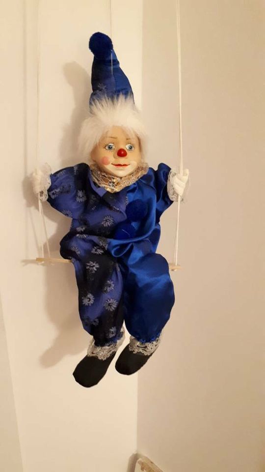 Clown, Porzellan, zum aufhängen, Holzschaukel in Pesterwitz