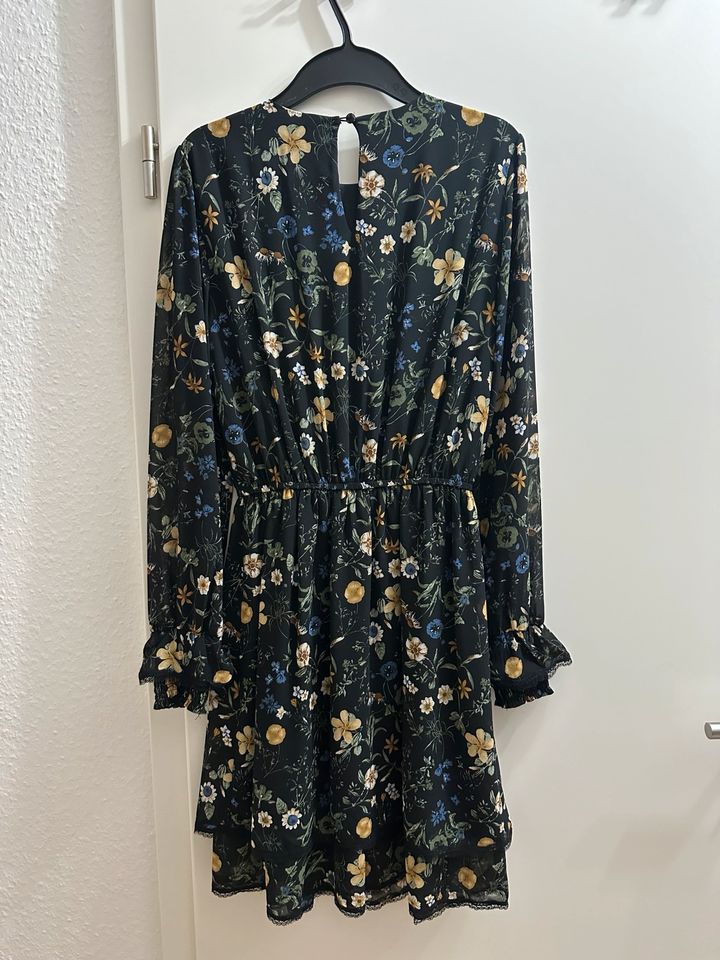 Kleid mit Blumenprint in Kelsterbach