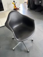 Vitra EAMES Plastic Armchair PACC schwarz Bayern - Mindelheim Vorschau