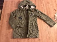 Coole Topolino Jungen Jacke Khaki Gr 128 mit Patches Nordrhein-Westfalen - Neuss Vorschau