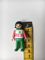 Playmobil Figur Kind grün rosa mit weissem Oberteil Schwarze Haar Süd - Niederrad Vorschau