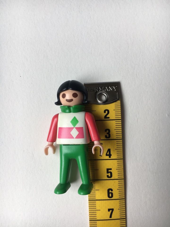 Playmobil Figur Kind grün rosa mit weissem Oberteil Schwarze Haar in Frankfurt am Main