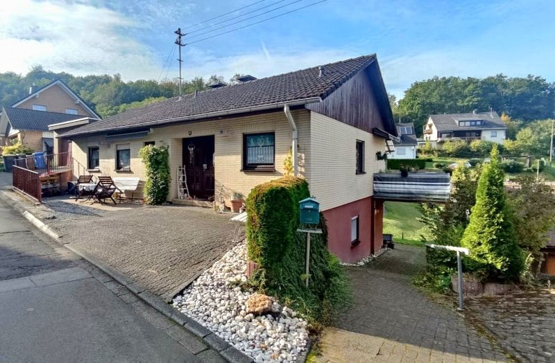 Einfamilienhaus mit Einliegerwohnung u. Doppelgarage in Zentrumsnähe von Daaden in Daaden