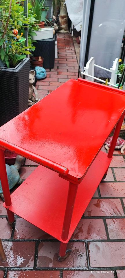 Beistelltisch 50er Jahre auf Rollen rot / alter Stuhl mit Gefle in Krefeld