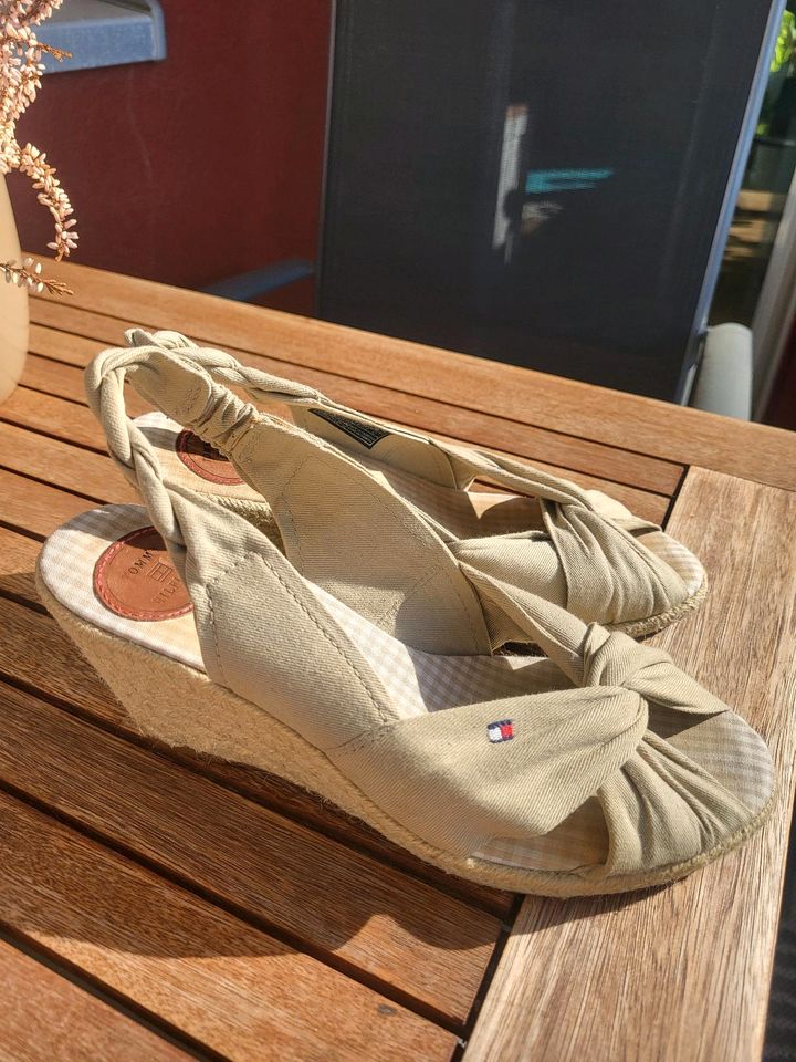 Hilfiger Pumps Keilabsatz in Lübeck