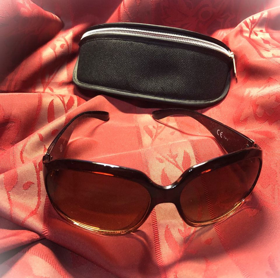 Sonnenbrille mit Etui – Neu! in Gengenbach