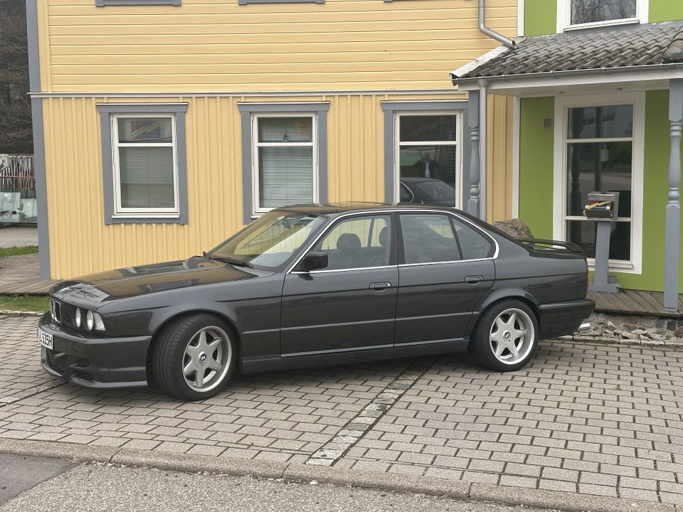BMW 535i, E34 individual, Schwarz Metallic, H-Zulassung in Engelsbrand