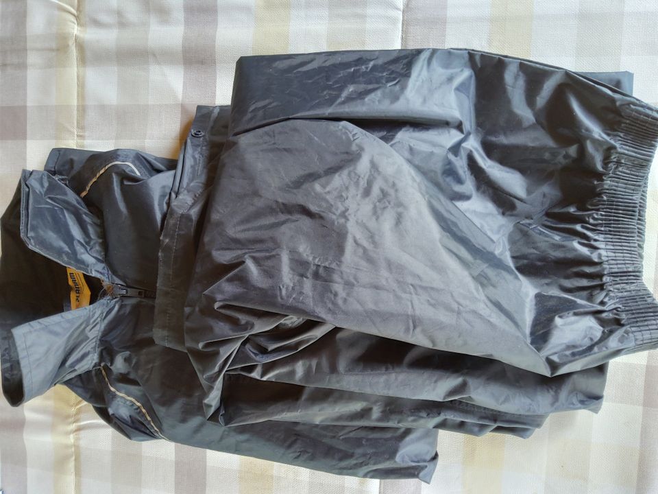 Regenjacke und Regenhose in Thulendorf