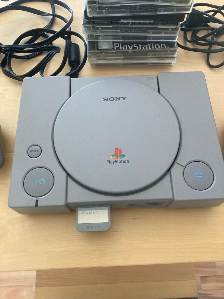 PS1 PlayStation mit 2 Controllern und 9 Spielen in Winterberg