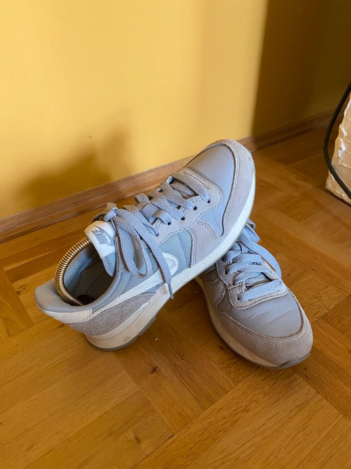 Nike Damen Sneaker grau/ beige Gr. 35,5 Neuwertig in Finsing