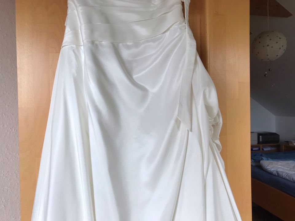 Hochzeitskleid mit viel Zubehör in Markdorf