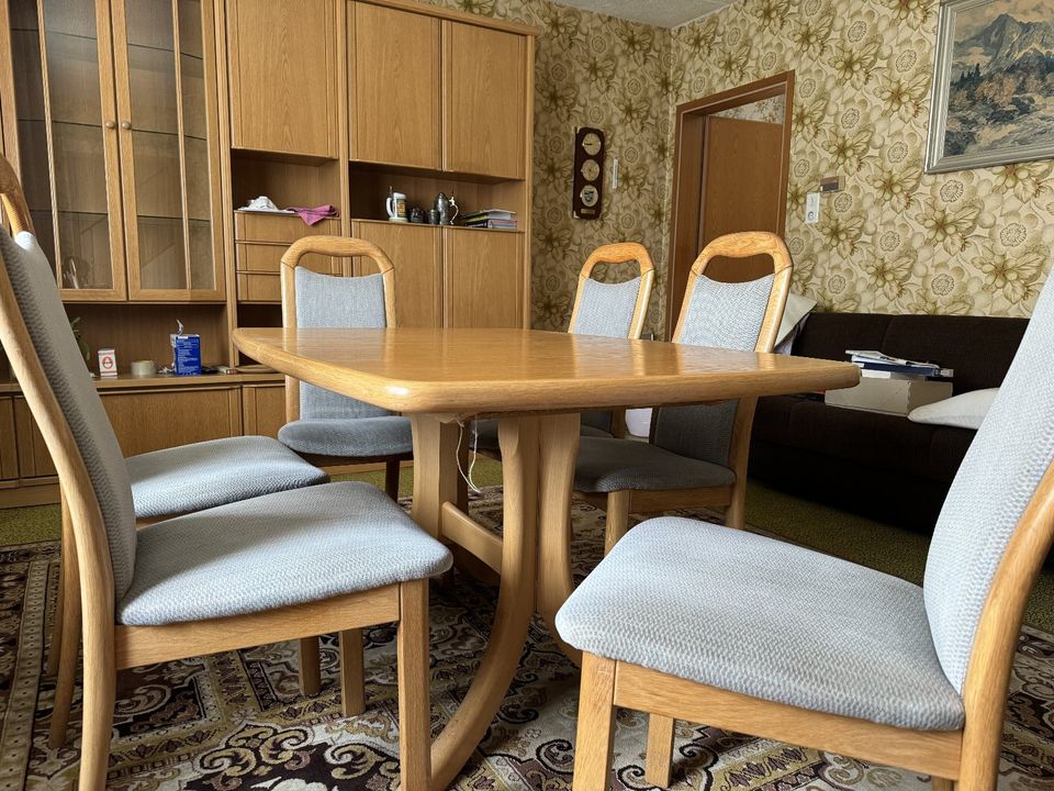 Tisch inklusive 6 Stühle in Hechingen