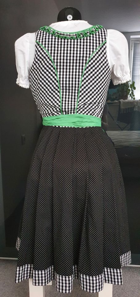 Dirndl mit Bluse schwarz/grün Gr.32 in München