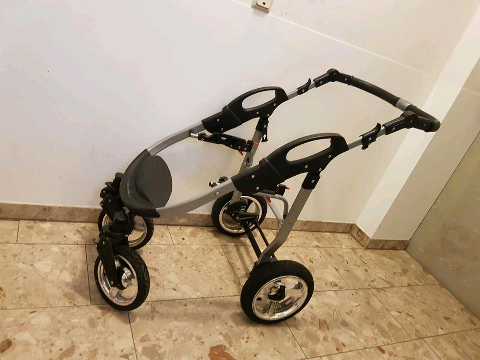 Bergsteiger Capri Kinderwagen in Bornheim