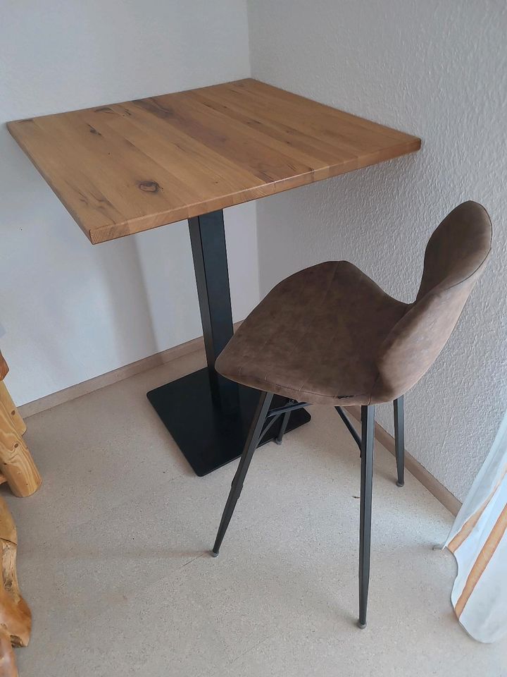 Tisch mit 2 Barhocker in Füssen