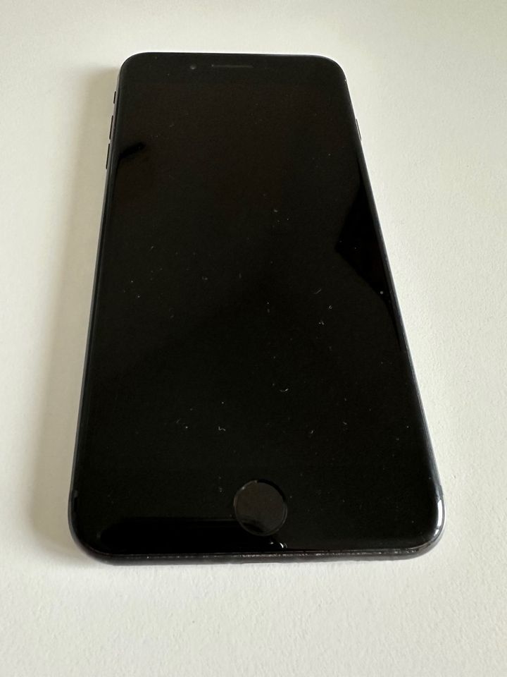 iPhone 8 Plus 64 Gb schwarz + neues Apple Silicone Case in Rastatt